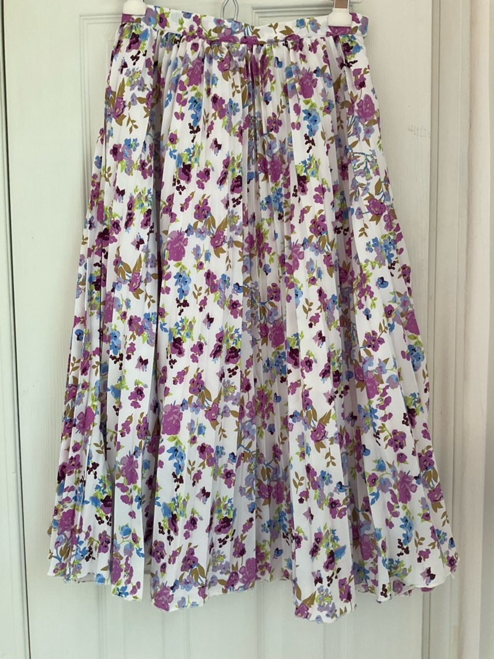 Pleated Floral Midi Skirt White Purple Blue Flowers 13.5” unstretched by 31”